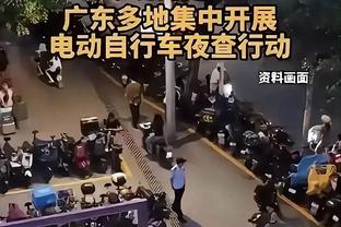 跟我一起喊！大批中国球迷在机场高呼C罗名字！